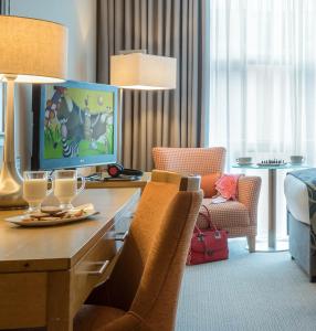 TV at/o entertainment center sa Clayton Hotel Limerick