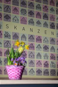 センテンドレにあるSkanzen Hotelの壁の前の花瓶