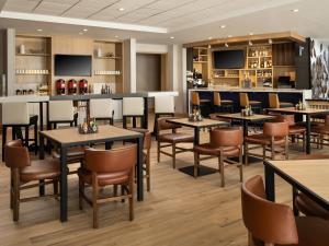 Area lounge atau bar di Hyatt Place Amarillo-West