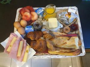 Comida no apartamento ou em algum lugar perto