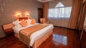 Habitación de hotel con cama grande y ventana en LAOTEL VIENTIANE, en Vientiane