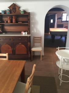 uma sala de jantar com uma mesa e uma mesa e um piano em Casa do Sétimo Passo em Marvão