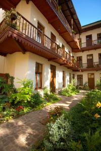 une vue extérieure d'un bâtiment avec une passerelle dans l'établissement Globtroter Guest House, à Cracovie