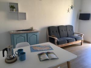 - un salon avec un canapé et une table dans l'établissement Apartamentos Surest, à Cala en Blanes