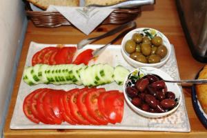 um tabuleiro de legumes e uvas numa mesa em Dimitra Boutique Hotel em Poros