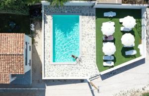 una vista aérea de una piscina con sillas y una mesa en Mediterraneo, en San Teodoro