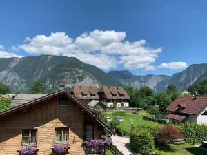 un groupe de maisons avec des montagnes en arrière-plan dans l'établissement Apartment Sophia - Hallstatt, à Hallstatt