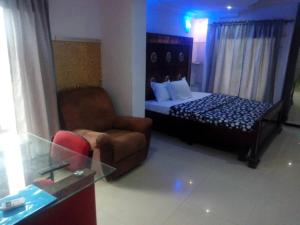 Tempat tidur dalam kamar di TheoDawn Hotels @ Suite 29