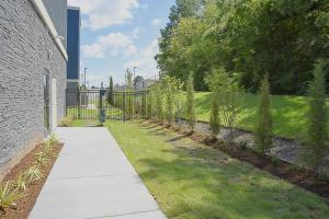 una acera al lado de una valla al lado de un patio en Staybridge Suites - Little Rock - Medical Center, an IHG Hotel, en Little Rock