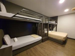 Cute Hotel & Dorms Ipohにあるベッド