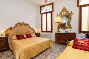 sypialnia z 2 łóżkami i lustrem w obiekcie Luxury Venetian Rooms w Wenecji