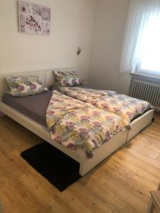 Una cama o camas en una habitación de Ferienwohnung Föhrenweg