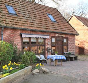 een stenen huis met een tafel ervoor bij Ferienhof Cohrs in Bispingen