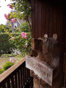 Een standbeeld van een beer met een teken dat mijn vriendin leest. bij Ferienhof Cohrs in Bispingen