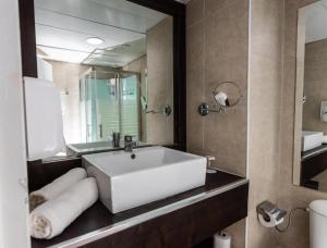 G hotel tesisinde bir banyo