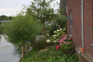 A garden outside B&B Het kasteel