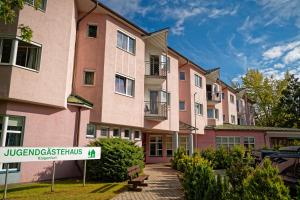 un edificio con un cartello stradale davanti di Jugend- und Familiengästehaus Klagenfurt a Klagenfurt