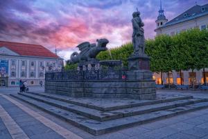 Una statua in mezzo a una piazza in una città di Jugend- und Familiengästehaus Klagenfurt a Klagenfurt