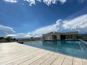 uma piscina no topo de um edifício em Solho Hotel em Bardolino