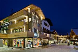 un edificio en una calle por la noche en PETE Alpine Boutique Hotel - klein und fein - Private SPA Suiten und Zimmer, en Sankt Anton am Arlberg