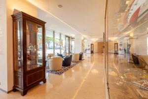 eine Lobby mit Sofas und einer Glaswand in der Unterkunft Sea Porto Hotel in Matosinhos