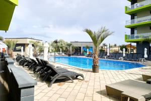 Vanilla Luxury Apartment Spa n Pool beach resort tesisinde veya buraya yakın yüzme havuzu