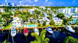 un groupe de bateaux amarrés dans un port de plaisance dans l'établissement Villa Venezia, à Fort Lauderdale