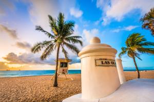 - un phare sur la plage avec un palmier dans l'établissement Villa Venezia, à Fort Lauderdale