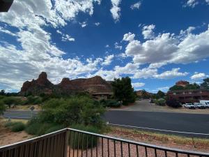 d'un balcon donnant sur une route aux roches rouges. dans l'établissement Sedona Village Lodge, à Sedona