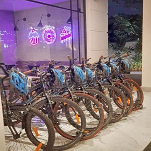 um grupo de bicicletas estacionadas em fila numa loja em The Residency Towers Puducherry em Pondicherry