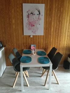 una mesa con sillas acolchadas azules en una habitación en Herzstück, en Todtnauberg