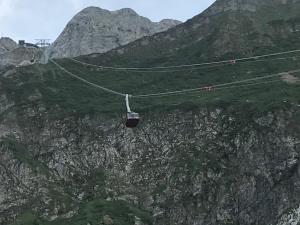 eine Seilbahn an der Seite eines Berges in der Unterkunft Lucerne Apartment Mount Pilatus in Luzern