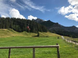 ein Feld mit grünem Gras und einem Skilift in der Unterkunft Lucerne Apartment Mount Pilatus in Luzern