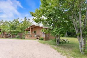 een huis met een onverharde weg ervoor bij Ingonish Chalets in Ingonish Beach