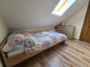 - une chambre avec un lit et du parquet dans l'établissement Apartamenty Trzciana, à Rzeszów