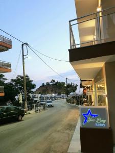 un edificio con una señal estelar en un lado de una calle en Star Bay Luxury, en Limenaria