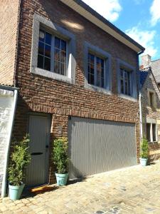 una casa in mattoni con due porte garage di Studio Belgica Begijnhof Tongeren a Tongeren