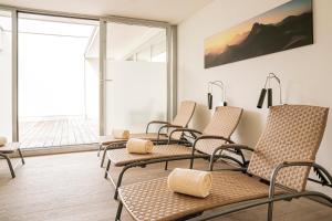 ein Wartezimmer mit Stühlen und einem Balkon in der Unterkunft Tauernresidence Radstadt by ALPS RESORTS in Radstadt