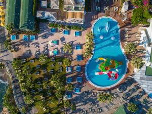 uma vista superior de uma piscina num resort em Star Beach Village & Water Park em Hersonissos