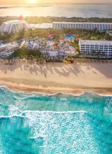 eine Luftansicht auf den Strand und das Meer in der Unterkunft The Pyramid Cancun by Oasis - All Inclusive in Cancún