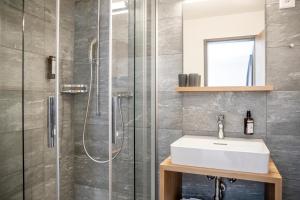 A bathroom at Hotel Meiringen