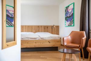 A bed or beds in a room at Hotel Meiringen