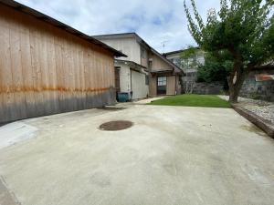 een lege oprit voor een gebouw bij mooi guesthouse 日新町 in Aizuwakamatsu