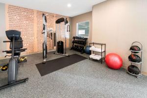 Posilňovňa alebo fitness centrum v ubytovaní La Quinta by Wyndham Logan