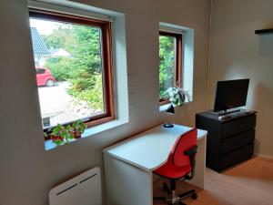 a small office with a desk and a window at Hedegaard Anneks Skærbæk in Herning