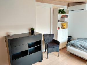 a bedroom with a desk and a chair and a bed at Hedegaard Anneks Skærbæk in Herning