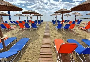 - une rangée de chaises et de parasols sur une plage dans l'établissement EUTOPIA HOTEL, à Paralia Katerinis