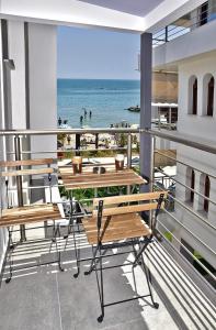 d'un balcon avec bancs et vue sur la plage. dans l'établissement EUTOPIA HOTEL, à Paralia Katerinis