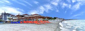 - un groupe de chaises longues et de parasols sur une plage dans l'établissement EUTOPIA HOTEL, à Paralia Katerinis