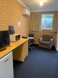 Uma TV ou centro de entretenimento em Port Campbell Parkview Motel & Apartments